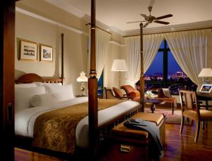 Ein Bett oder Betten in einem Zimmer der Unterkunft The Majestic Malacca Hotel - Small Luxury Hotels of the World