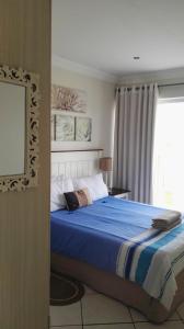 Una cama o camas en una habitación de 27 & 28 Neptune Terrace