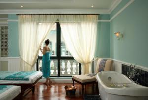 Ein Bett oder Betten in einem Zimmer der Unterkunft The Majestic Malacca Hotel - Small Luxury Hotels of the World