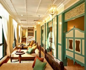 Ein Sitzbereich in der Unterkunft The Majestic Malacca Hotel - Small Luxury Hotels of the World