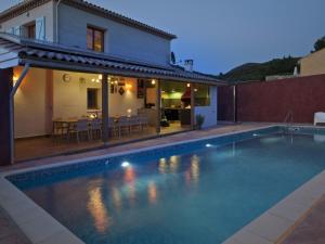 RoquebrunにあるModern villa with private pool in Roquebrunのヴィラ(家の前にスイミングプール付)