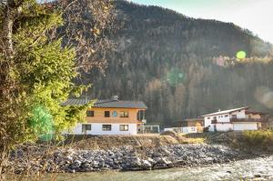 um grupo de casas em frente a uma montanha em Bergruh Steeg em Steeg