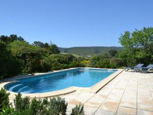 Modern villa with private pool in Cesserasの敷地内または近くにあるプール