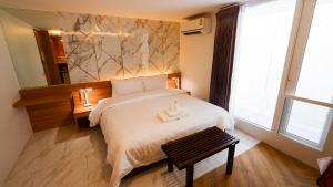 1 dormitorio con cama grande y ventana grande en Pinnacle Dream, en Bangkok
