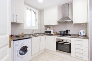 Kuchyň nebo kuchyňský kout v ubytování Key Barcelona HOUSING (Carrer Girona)
