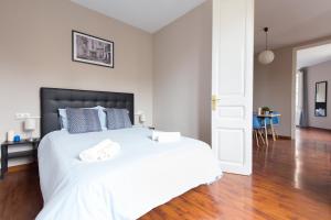 Postel nebo postele na pokoji v ubytování Key Barcelona HOUSING (Carrer Girona)