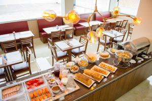 a buffet in a restaurant with a lot of food at Hotel Alji Salto in Salto