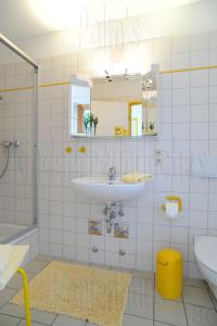 クリュツにあるPalms Ferienhausの洗面台と鏡のある白いバスルーム