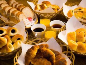een tafel met manden brood en gebak bij Swanky Hotel Otomo in Sapporo