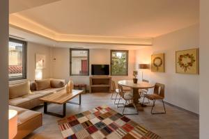 een woonkamer met een bank en een tafel bij Fos Residential Apartments in Athene
