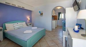 Postel nebo postele na pokoji v ubytování Vikentios Rooms