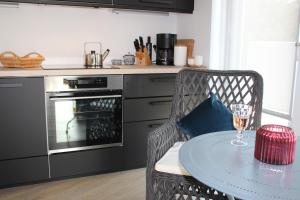 una cucina con tavolo e bicchiere di vino di rosmarin-am-sund ad Altefähr
