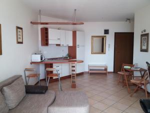 sala de estar y cocina con sofá y mesa en Apartments Boka Residence, en Herceg-Novi
