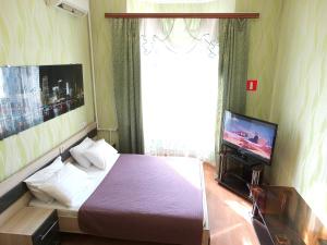 トゥーラにあるInndays on Prospekt Lenina 19のベッドルーム(ベッド1台、テレビ、窓付)