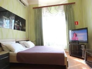 トゥーラにあるInndays on Prospekt Lenina 19のベッドルーム(ベッド1台、薄型テレビ付)