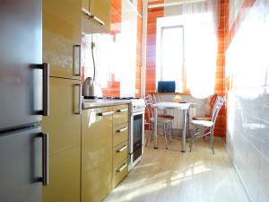 トゥーラにあるInndays on Prospekt Lenina 19のキッチン(黄色い冷蔵庫、テーブル付)