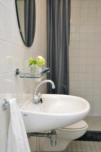 A bathroom at Residence Le Mistral