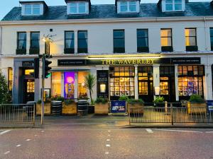 a building on the corner of a street at The Waverley Hotel in Callander