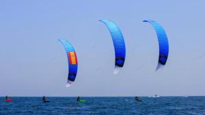 a group of people kite surfing in the ocean at BEACH AND CHILL APARTMENT con encanto in Los Alcázares