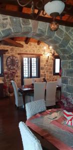 Posedenie v ubytovaní Vargiani Stone Retreat with Fireplace & View