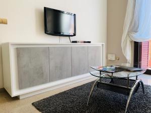 TV a/nebo společenská místnost v ubytování Aparthotel Rambla108