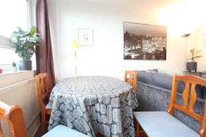 Chelsea off Kings Road One Bedroom Apartment with balcony 휴식 공간