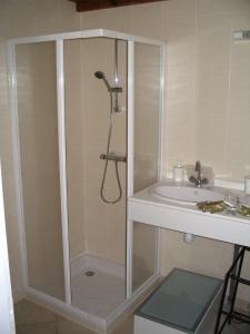 Village Océlandes 187 في سان جوليان-أون-بورن: حمام مزود بدش ومغسلة +35 صورة