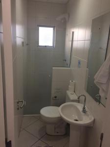 un bagno con wc, lavandino e doccia di BIG HOTEL a Osório