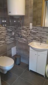a bathroom with a toilet and a sink at Apartament Piaskowy NR A5 (3-5 os.) in Rowy