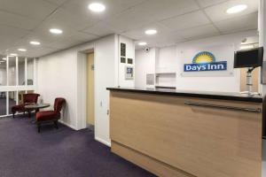 Lobbyen eller receptionen på Days Inn Bridgend Cardiff