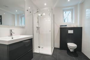 A bathroom at Familie Hotel & Apartments Alkmaar
