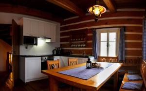 una cucina con tavolo in legno in una camera di Ranch Bystrá a Bystrá nad Jizerou
