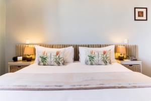 sypialnia z białym łóżkiem z 2 lampami w obiekcie The One 8 Hotel w Kapsztadzie