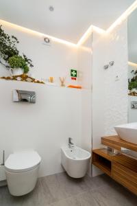 een witte badkamer met een toilet en een wastafel bij The Explorer's Home | Sunny. Central. Free Parking in Lissabon