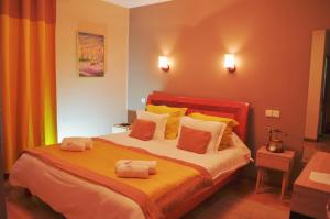 Un pat sau paturi într-o cameră la Anouk Hotel