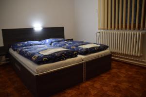 迪马诺卡多林纳Chata Monika Demänovská Dolina Jasná的一张带蓝色床单和枕头的床 更多12张照片