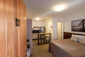 Cama ou camas em um quarto em Banzai Brava Suítes