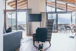 TV a/nebo společenská místnost v ubytování PUR Suites & Chalets