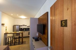 A cozinha ou cozinha compacta de Banzai Brava Suítes