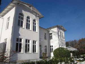two white buildings next to each other at Villa Anna in Zinnowitz