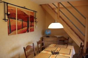 a dining room with a table and a painting on the wall at GoWatt in Friedrichskoog
