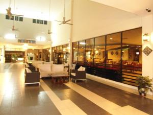 Hotel Seri Malaysia Kangar في كانجار: لوبي فيه كنب وكراسي في مبنى