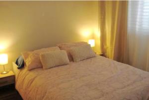 Postel nebo postele na pokoji v ubytování Cozy Flat