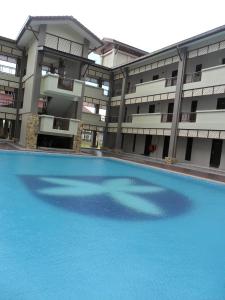 a large swimming pool in front of a building at Hotel Seri Malaysia Kangar in Kangar