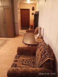 バルチースクにあるApartments na Gvardeyskomのリビングルーム(椅子2脚、テーブル付)