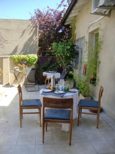 un tavolo e due sedie seduti su un patio di Dormitorios La Lucila Vicente Lopez Sol & Tren a La Lucila