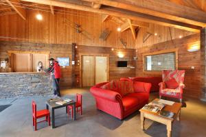 The lobby or reception area at Résidence Néméa Les Chalets du Bois de Champelle