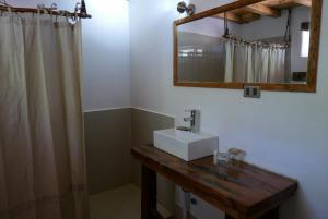 W łazience znajduje się umywalka i lustro. w obiekcie Planeta Atacama Lodge w mieście San Pedro de Atacama