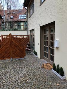 a house with a wooden gate and a door at Studioapartment G16 - in exklusiver Innenstadtlage in Potsdam