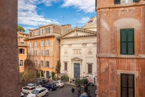 ローマにあるCasa Monticelliの車が建物の前に停まった街道